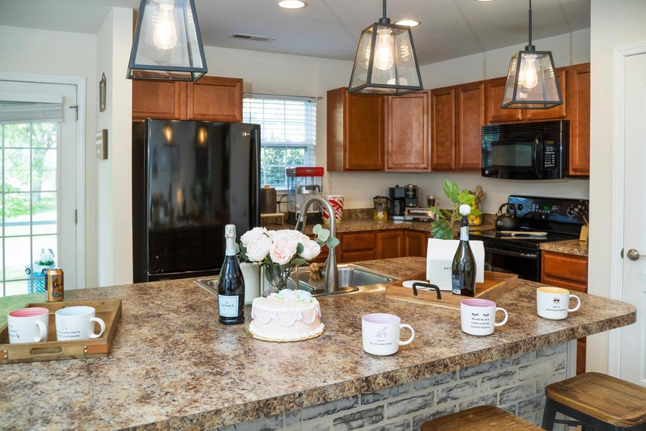 Luxe Quiet Townhouse W/parking/pool/by Dollywood Holiday home *