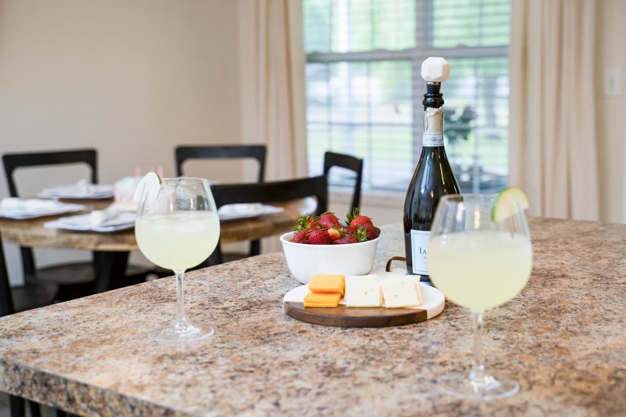 Luxe Quiet Townhouse W/parking/pool/by Dollywood Holiday home *