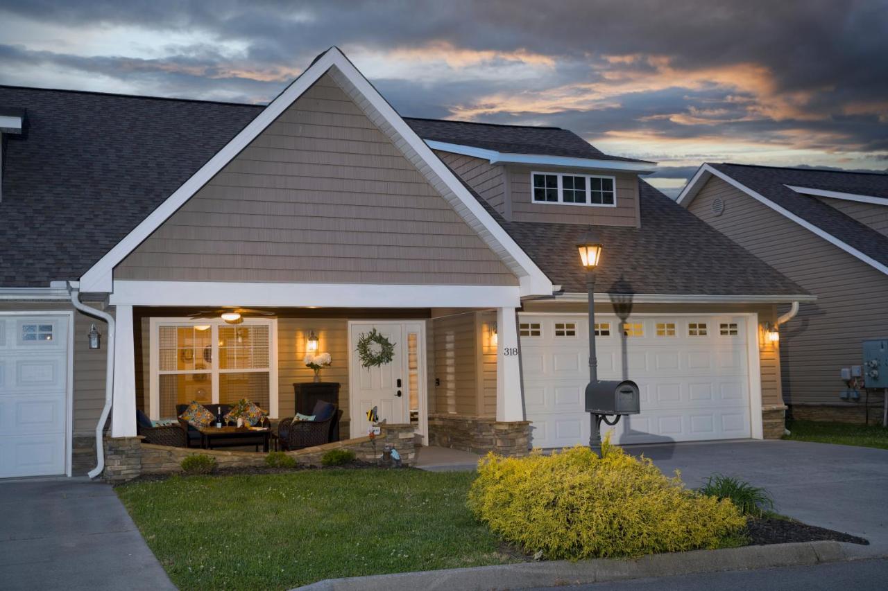 Luxe Quiet Townhouse W/parking/pool/by Dollywood Holiday home *