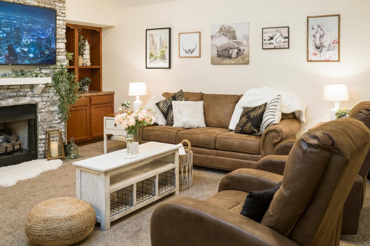 Luxe Quiet Townhouse W/parking/pool/by Dollywood Holiday home *