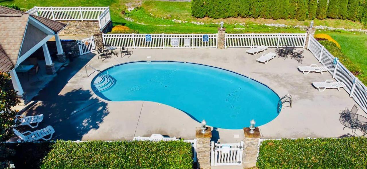 Luxe Quiet Townhouse W/parking/pool/by Dollywood Holiday home *